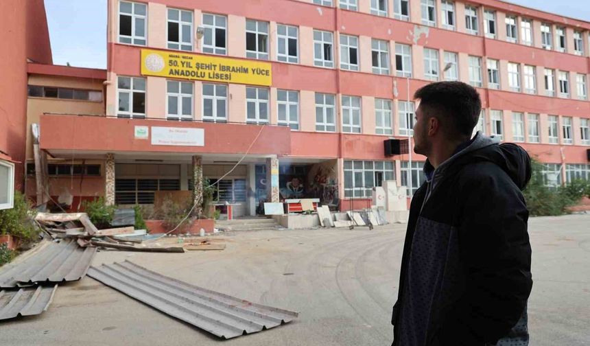 Yarım asırlık okulda yıkım çalışmaları başladı: Mezunlar son kez hüzünle gezdi