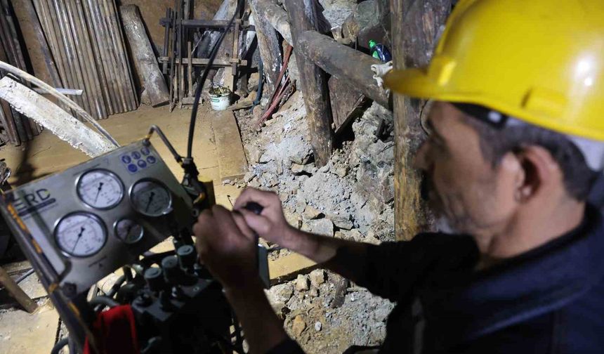 Yerin 700 metre altında zorlu mücadele: Karanlıklar içinde hem kendilerinin hem de ülkenin geleceği için mesai yapıyorlar