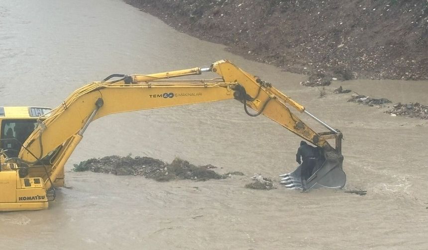 DELiÇAY’DA MAHSUR KALAN VATANDAŞI MERSİN BÜYÜKŞEHİR İTFAİYESİ KURTARDI