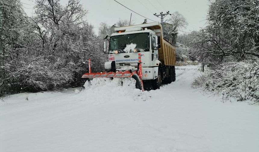 Mersin’de Kar Mesaisi: Büyükşehir Ekipleri 7/24 Sahada