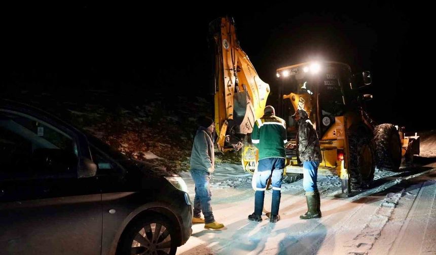Araçlarıyla karlı ve buzlu yolda mahsur kalanları ekipler kurtardı