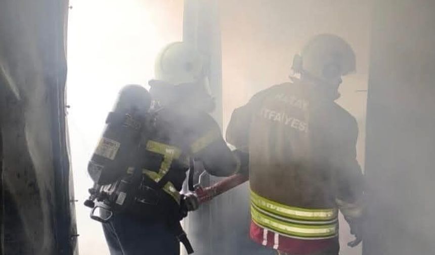 Hatay'da alevlere teslim olan konteyner kullanılamaz hale geldi