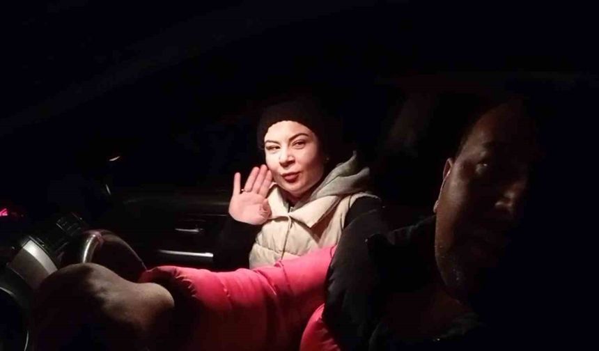 Mersin'de araçlarıyla karlı yolda mahsur kalan çift kurtarıldı