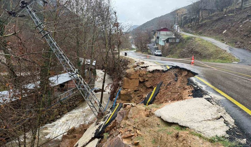 Osmaniye'de şiddetli yağışla birlikte yolda göçük yaşandı