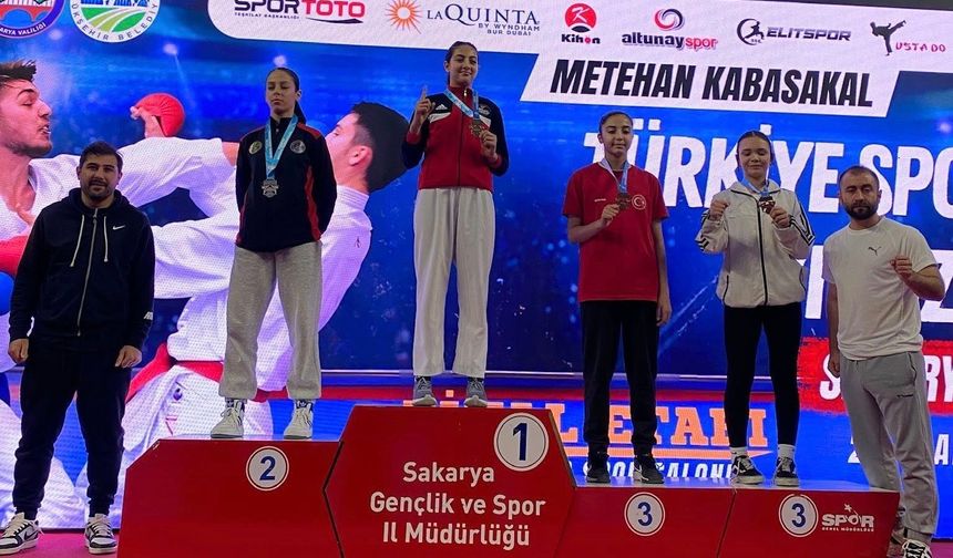 Kayseri’ye Karate Finalinden İki Madalya Birden