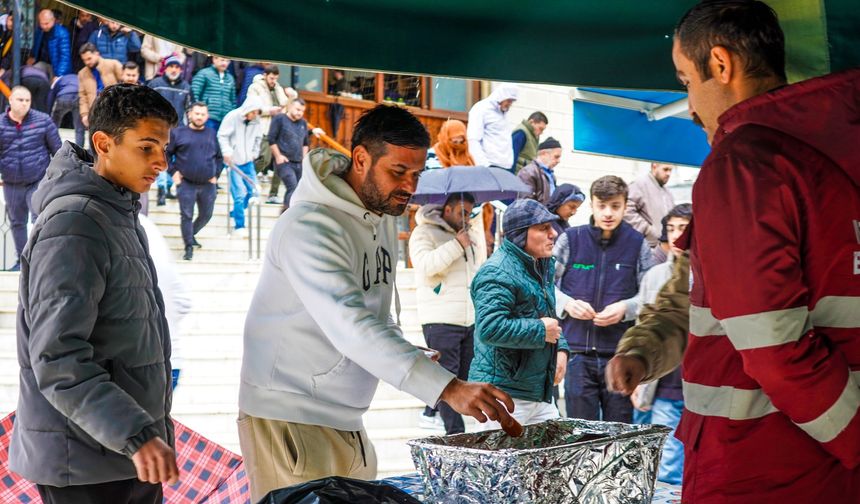 Mezitli'de Deprem Şehitleri Dualar ve Lokma ile Anıldı