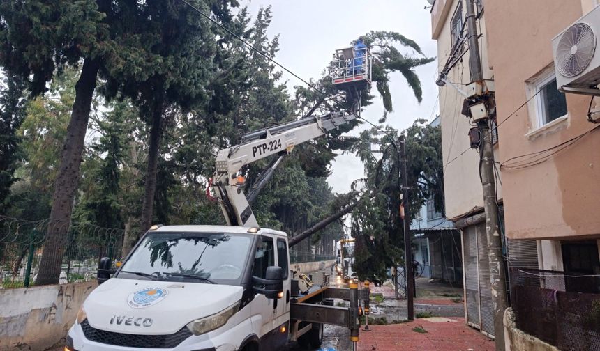 Akdeniz’de Yağış Mesaisi: Ekipler Gece Boyu Sahadaydı