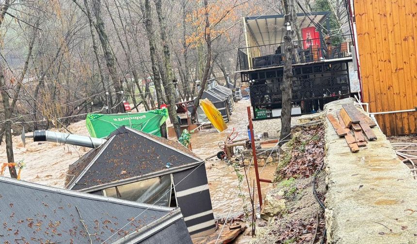 Sağanak Mersin'i vurdu: Dereler taştı, restoran sular altında kaldı