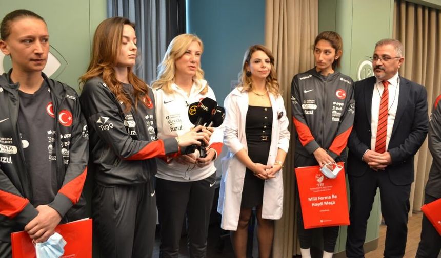 Milliler Sahada Değil Onkoloji Servisinde Moral Dağıttı