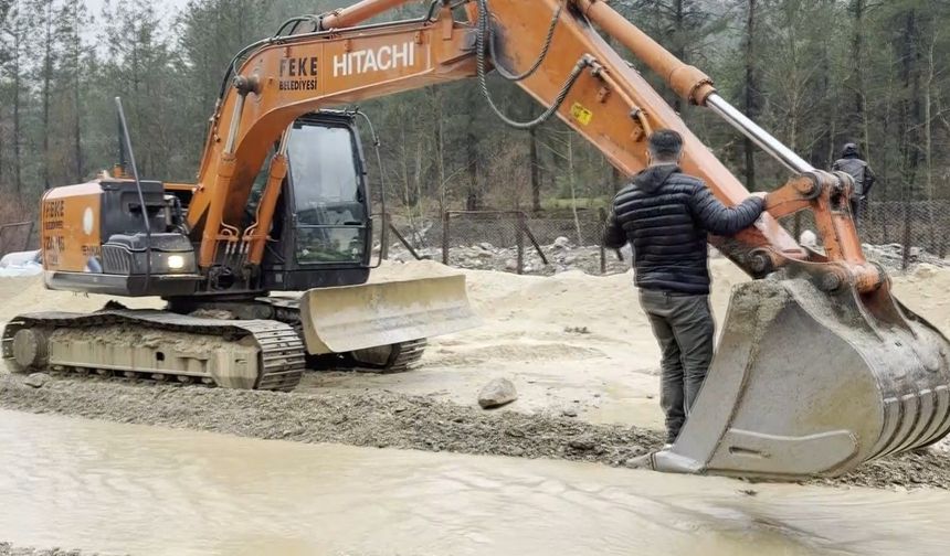 Adana'da sel ve heyelanlar ulaşımda aksamalara neden oldu