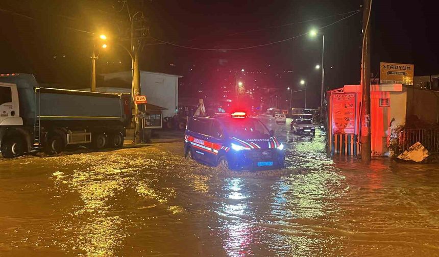 Alanya'da Oba çayı taştı, caddeler sular altında kaldı