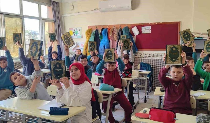 Anamur'da öğrencilere Kur'an-ı Kerim hediye edildi