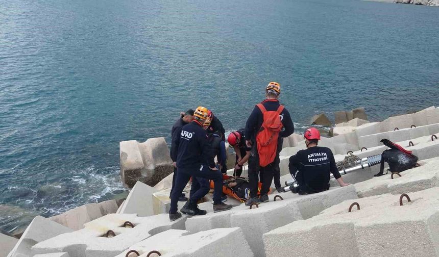 Balık tutmak için gittiği dalga kıranda düşerek mahsur kaldı