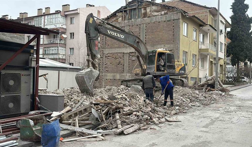 Bina yıkımı sırasında doğal gaz borusundan sızıntı meydana geldi
