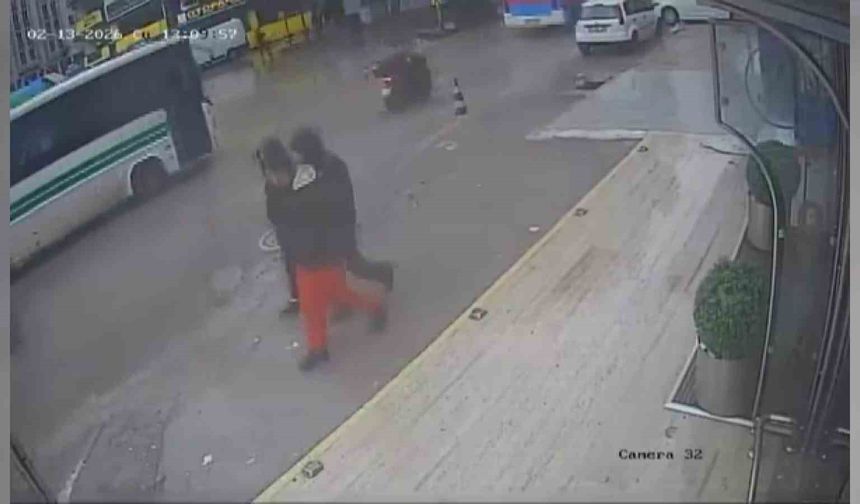 Çukura düşen motosikletli, otobüsün altında kalmaktan son anda kurtuldu