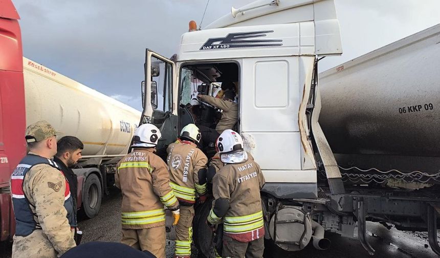 Dörtyol'da tırla çarpışan tankerin sürücüsü yaralandı