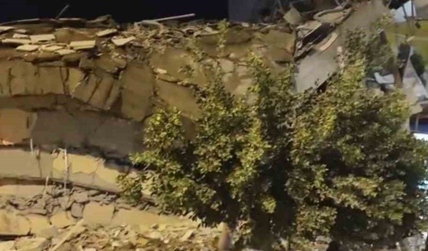 Hatay'da hasarlı bina yıkım esnasında çöktü