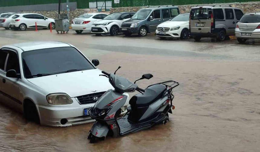 Hatay'da sağanak sele neden oldu, yollar göle döndü