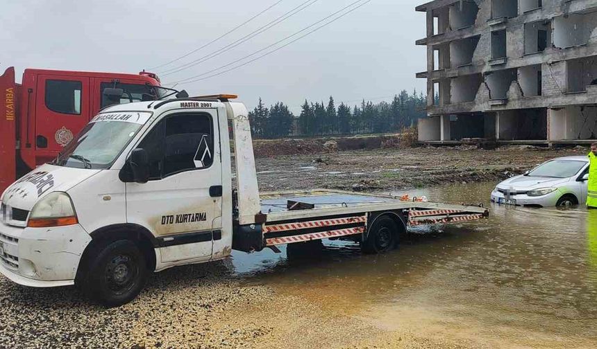 Hatay'da yağışla birlikte yollar göle döndü, araçlar mahsur kaldı