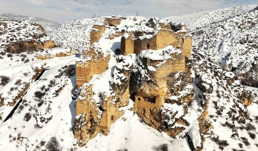 Hurman Kalesi karla birlikte mest etti