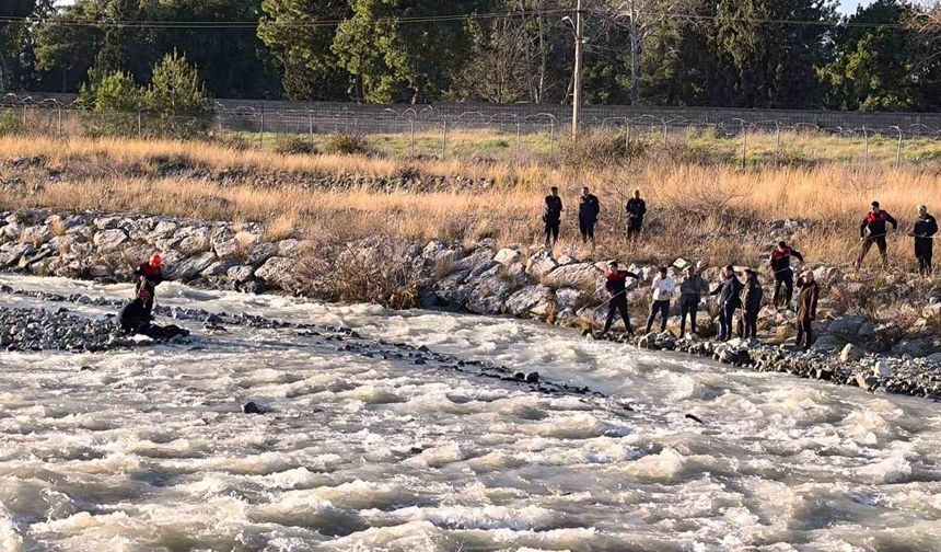 Köprüden düşerek akıntıya kapılan çocuk hayatını kaybetti