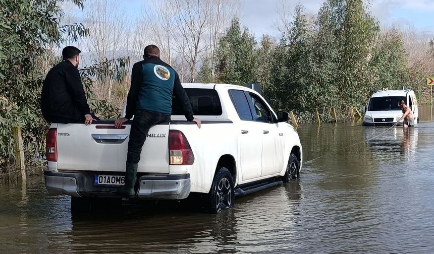 Kozan'da sel sularında mahsur kalan araçları ekipler kurtardı