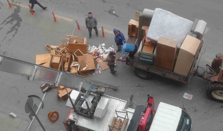 Mersin'de halk sağlığını tehdit eden çöp ev temizlendi