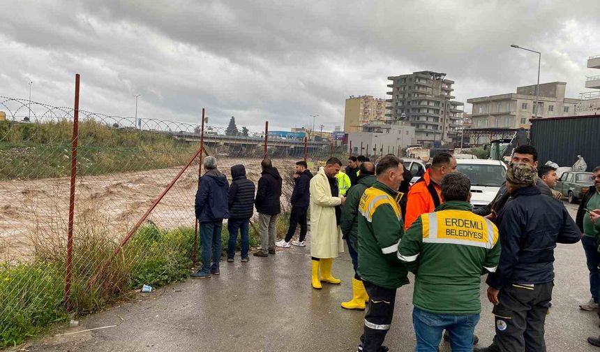 Mersin'de sağanak yağmur etkili oluyor
