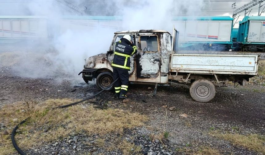 Payas'ta kamyonet alevlere teslim oldu