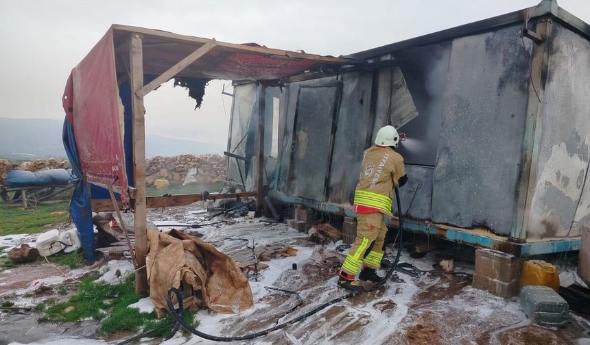 Reyhanlı'da alevlere teslim olan konteyner yandı