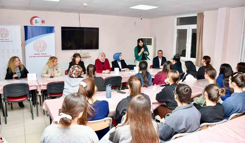 Silifke’de Gençler ve Adalet Temsilcileri Aynı Sofrada