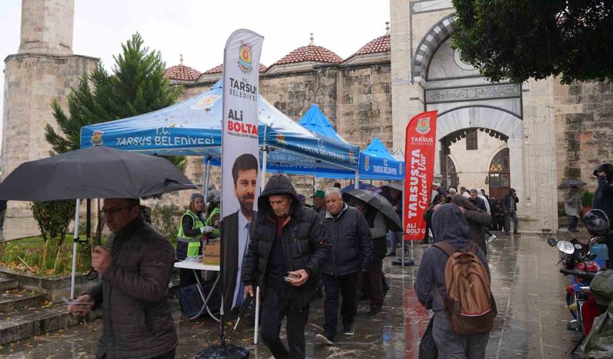 Tarsus'ta 6 Şubat depremlerinin yıl dönümünde helva ikramı yapıldı