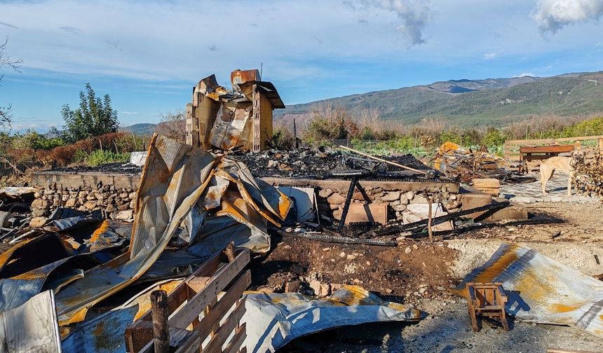 Yanan evden tabancasını almak isterken alevler içinde kalan emekli polis hayat mücadelesini kaybetti