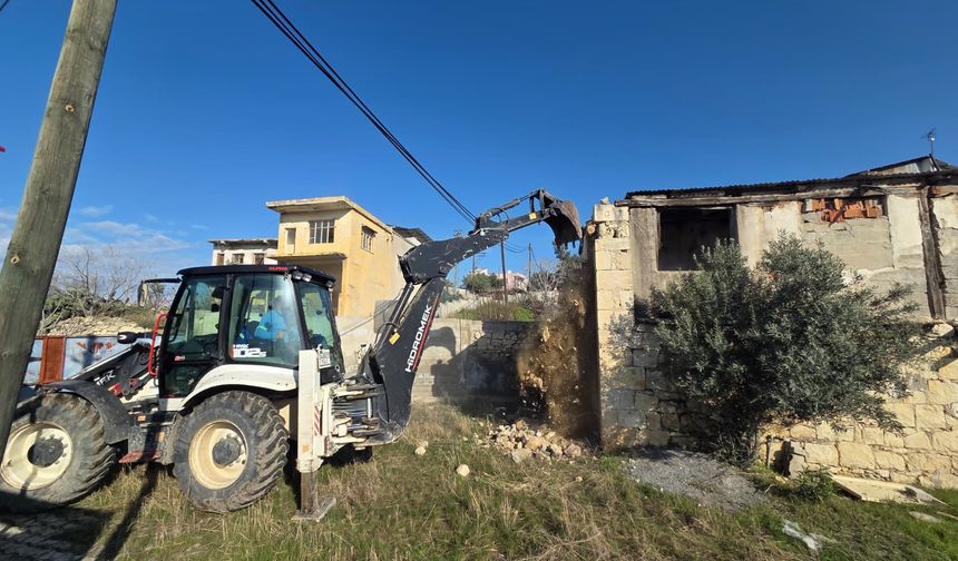 Akdenizde Tehlike Saçan Harabe Binalar Tek Tek Yıkılıyor