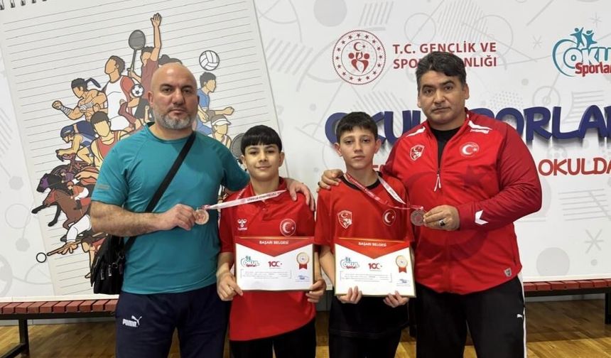 Genç güreşçilerden iki bronz madalya