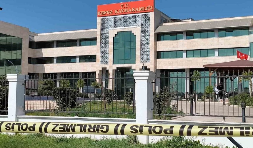 Antalya'da Kaymakamlık binasında ateş açtı, kendisini odaya kilitledi