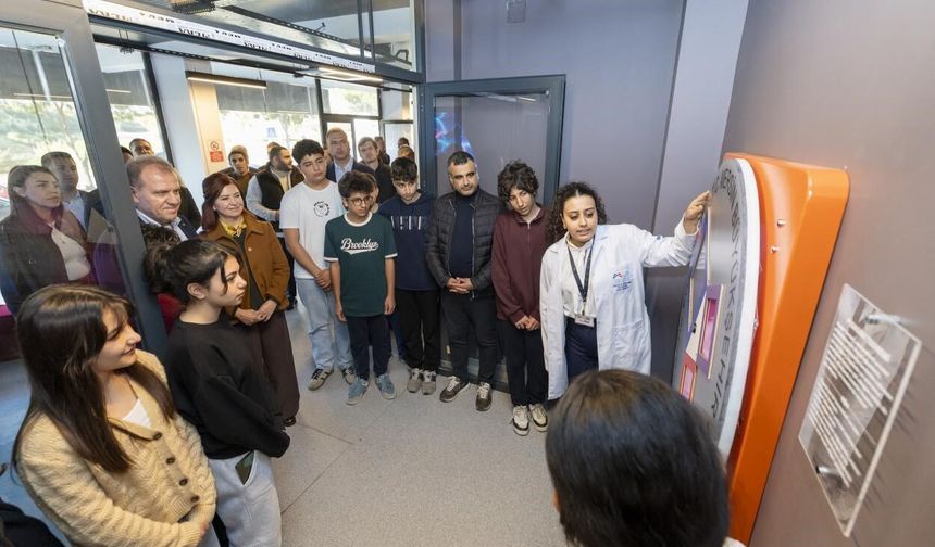 Vahap Seçer’den Aratos Matematik Evi’ne Ziyaret