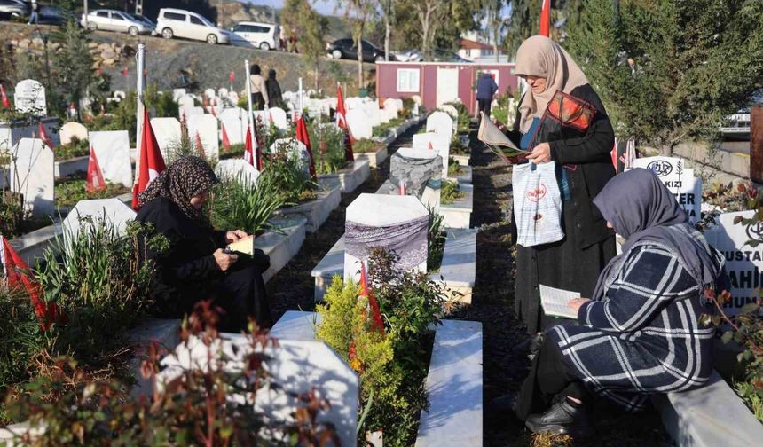Deprem şehitliğinde hüzünlü bayram