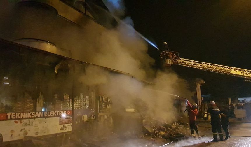 Elektrik malzemesi satan iş yerindeki yangın mahalleliyi sokağa döktü