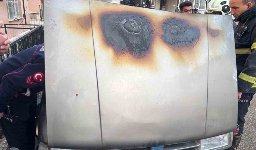 Isparta'da park halindeki Tofaş'ın motor kısmı yandı