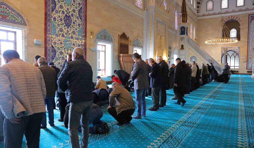 Kahramanmaraş'ta Abdülhamid Han Camii'nde Sakal-ı Şerif ziyarete açıldı