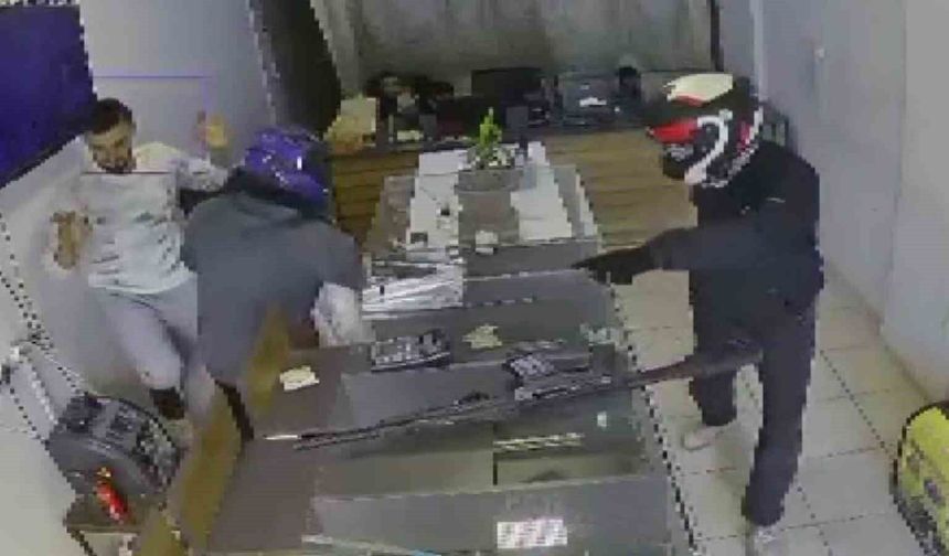 Kasklı hırsızlar tarafından 20 yıllık emeği olan 22 milyon TL'lik altını 3 dakikada çalınan kuyumcu, altınlarını teslim alıp ülkesine döndü