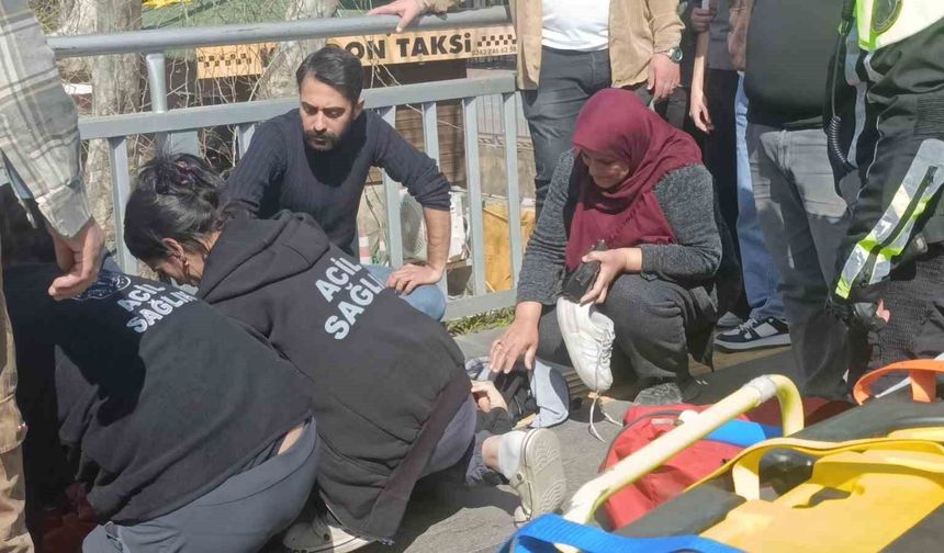 Kaza haberini alıp geldi, kızının elini tutup başını okşayarak teselli etti