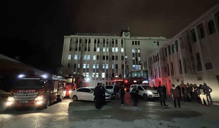 Mersin'de emniyetin ek binasında çıkan yangın büyümeden söndürüldü