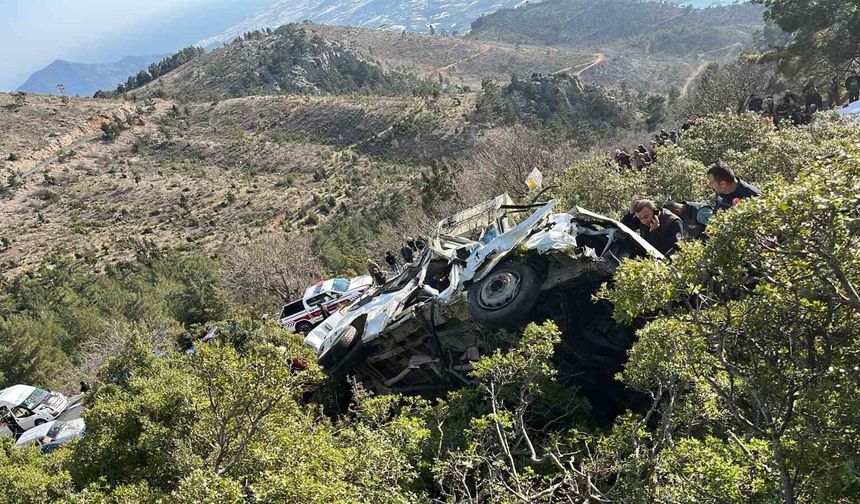 Anamur’da İşçi Minibüsü Uçuruma Yuvarlandı, 3 Ölü!