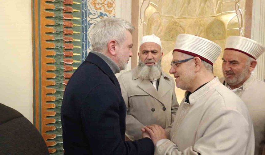 Tarihi Ulu Cami'de deprem sonrası ilk bayram namazı kılındı