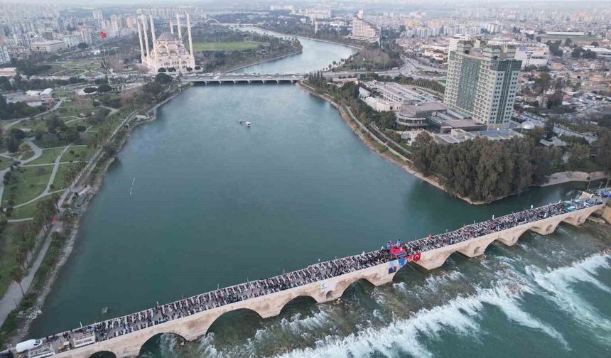 Yüreğir Belediyesi tarihi Taşköprü'de halk iftarı düzenledi
