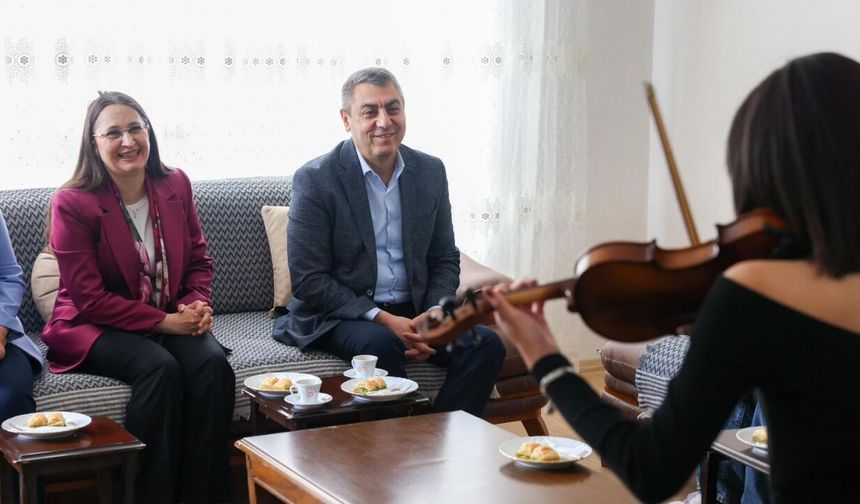 Vali Toros’a Bayram Ziyaretinde Kemanlı Sürpriz