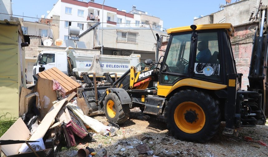 Akdeniz'de Çöp Ev Operasyonu: 1 Kamyon Atık Çıkarıldı