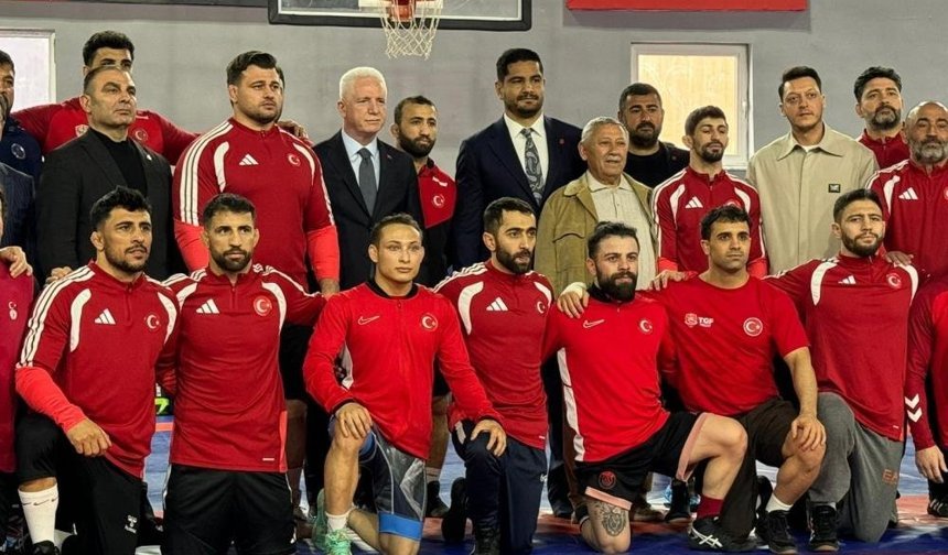 Vali Davut Gül'den Milli Güreşçilere Moral Ziyareti